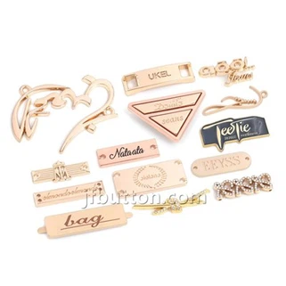 Logo kim loại trên quần áo